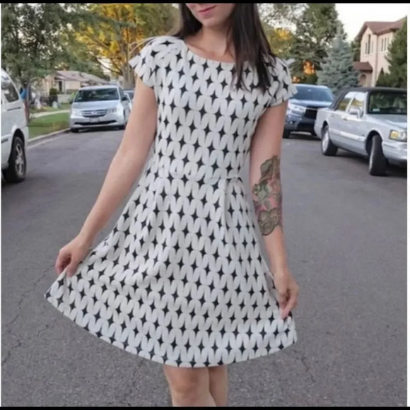 Renee C black and white wavy print skaterstyle dress - Picture 3 of 16
